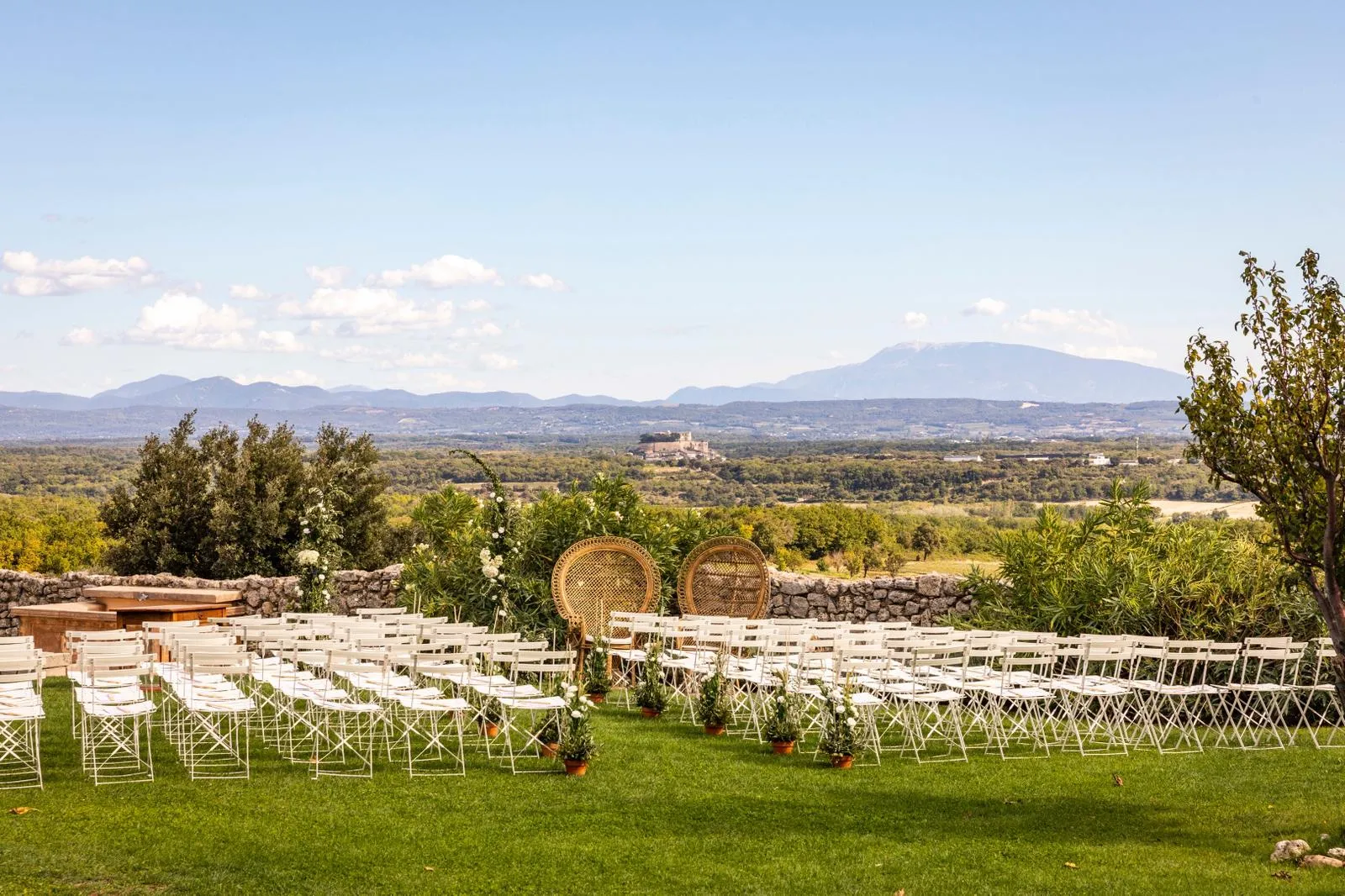 Terrasse et vue ouverte sur la Drôme provençale